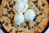 Skillet Chocolate Chip Cookie Recipe: Gooey Pan-Baked Dessert