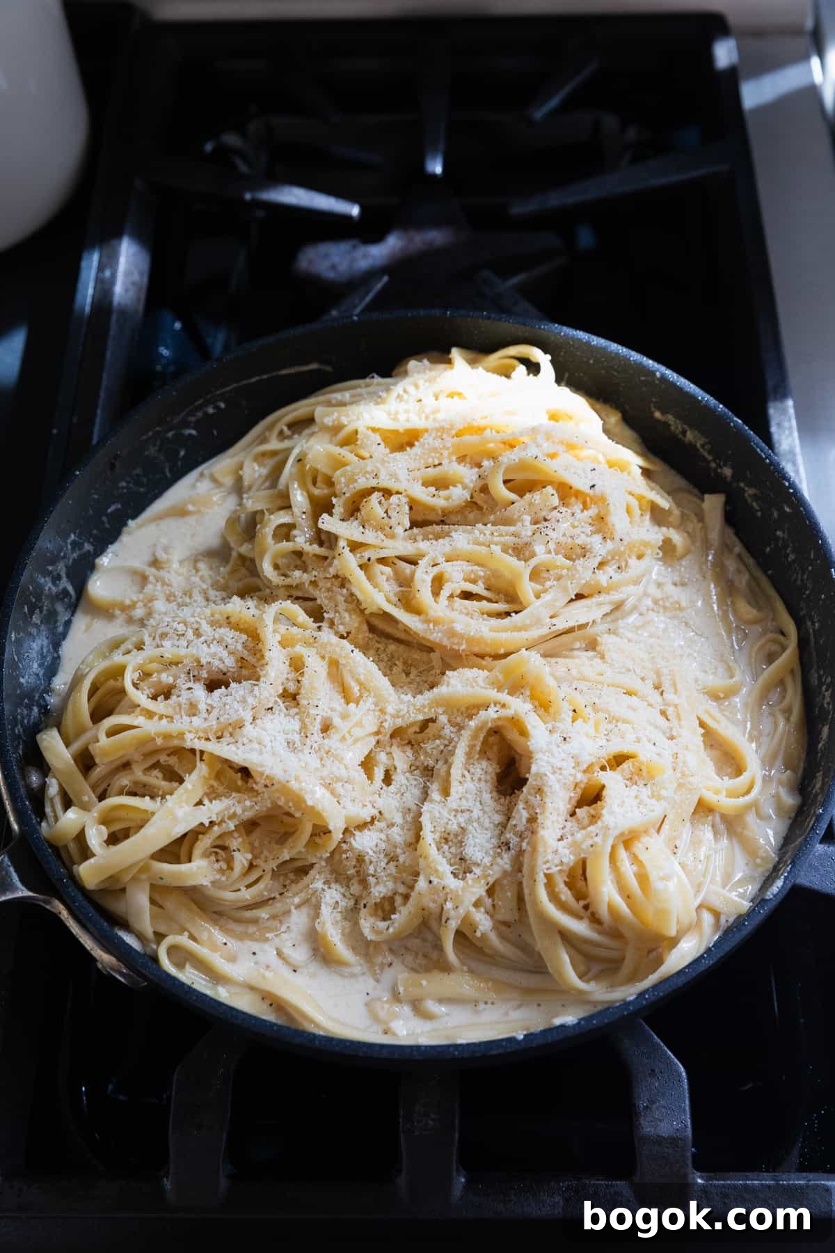 Lighter Chicken Fettuccine Alfredo Recipe (Olive Garden Style) 10 Fettuccine noodles coated with alfredo sauce.