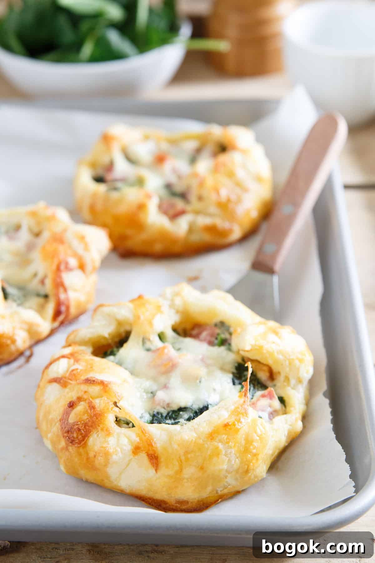 Enjoy these ham cheese and spinach breakfast pies on your way out the door in the morning or even as an easy brinner option!
