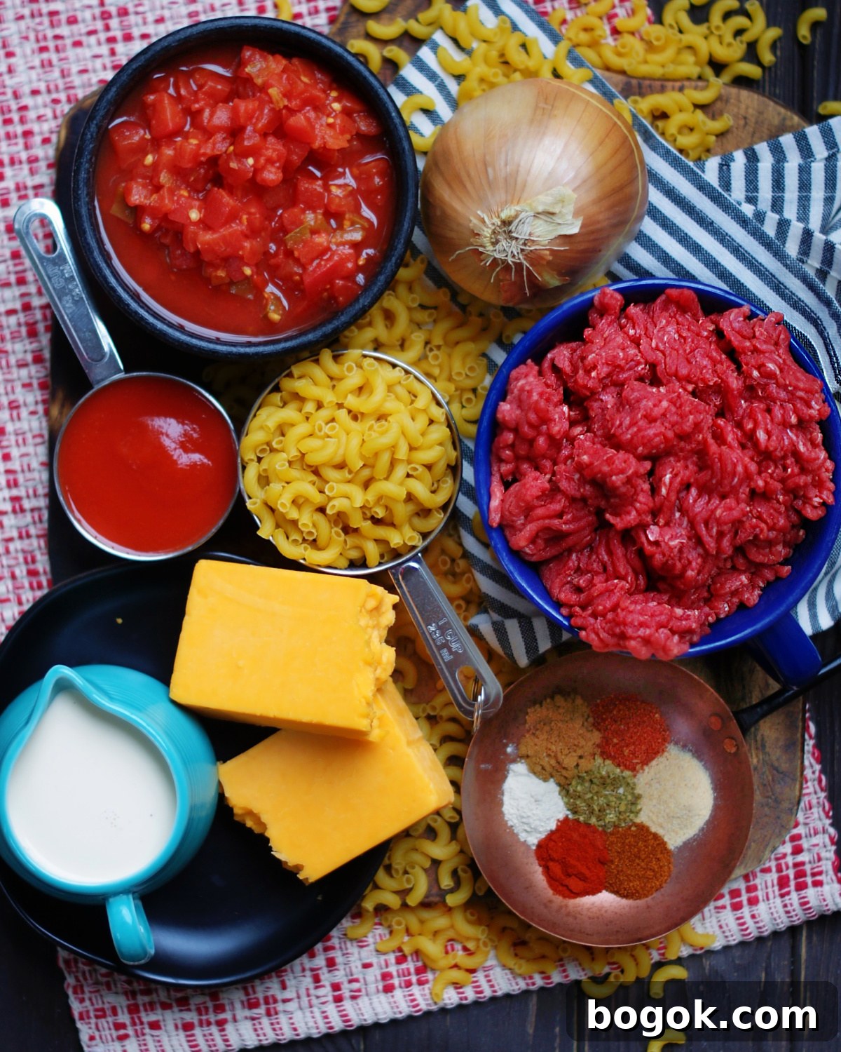 Chili Mac Ingredients include real cheese, ground beef, elbow pasta, canned diced tomatoes and tomato sauce, milk and chili seasoning.
