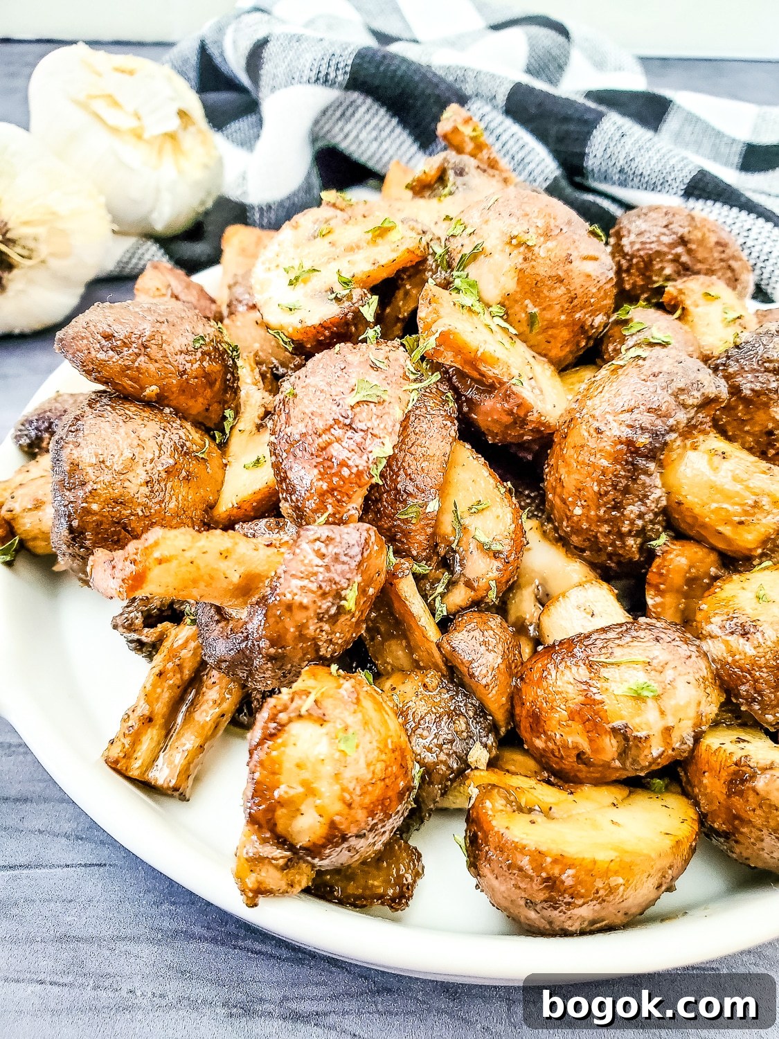 Crispy Garlic Air-Fryer Mushrooms — Low-Carb Side Dish 7 final photo of air fried mushrooms plated