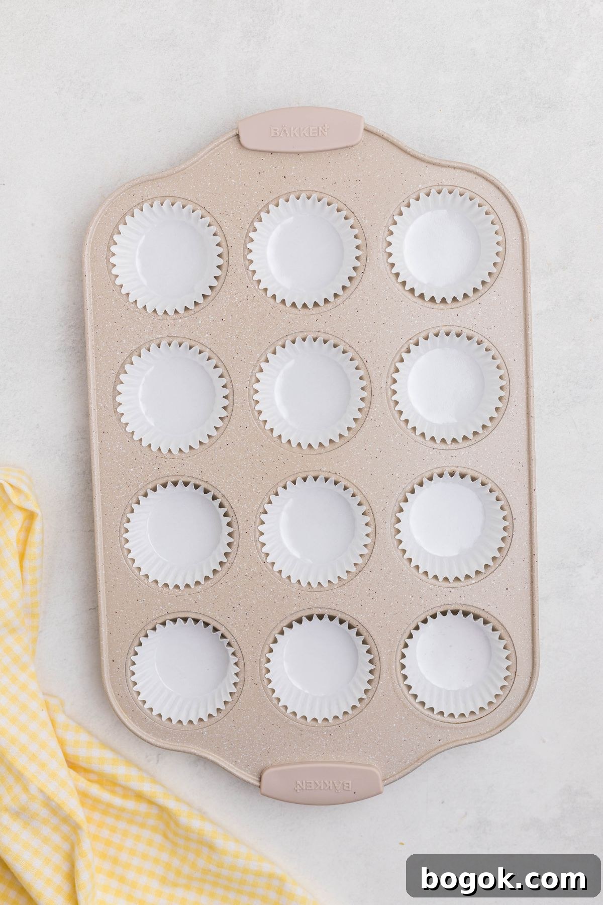Banana Bread Muffins with Cinnamon Streusel 4 Muffin tin lined with paper liners.